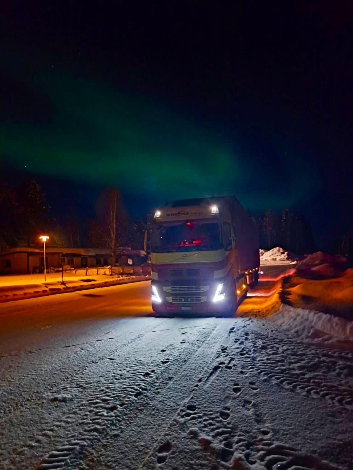 Interspan Tschopp Lastwagen unter dem Polarlicht