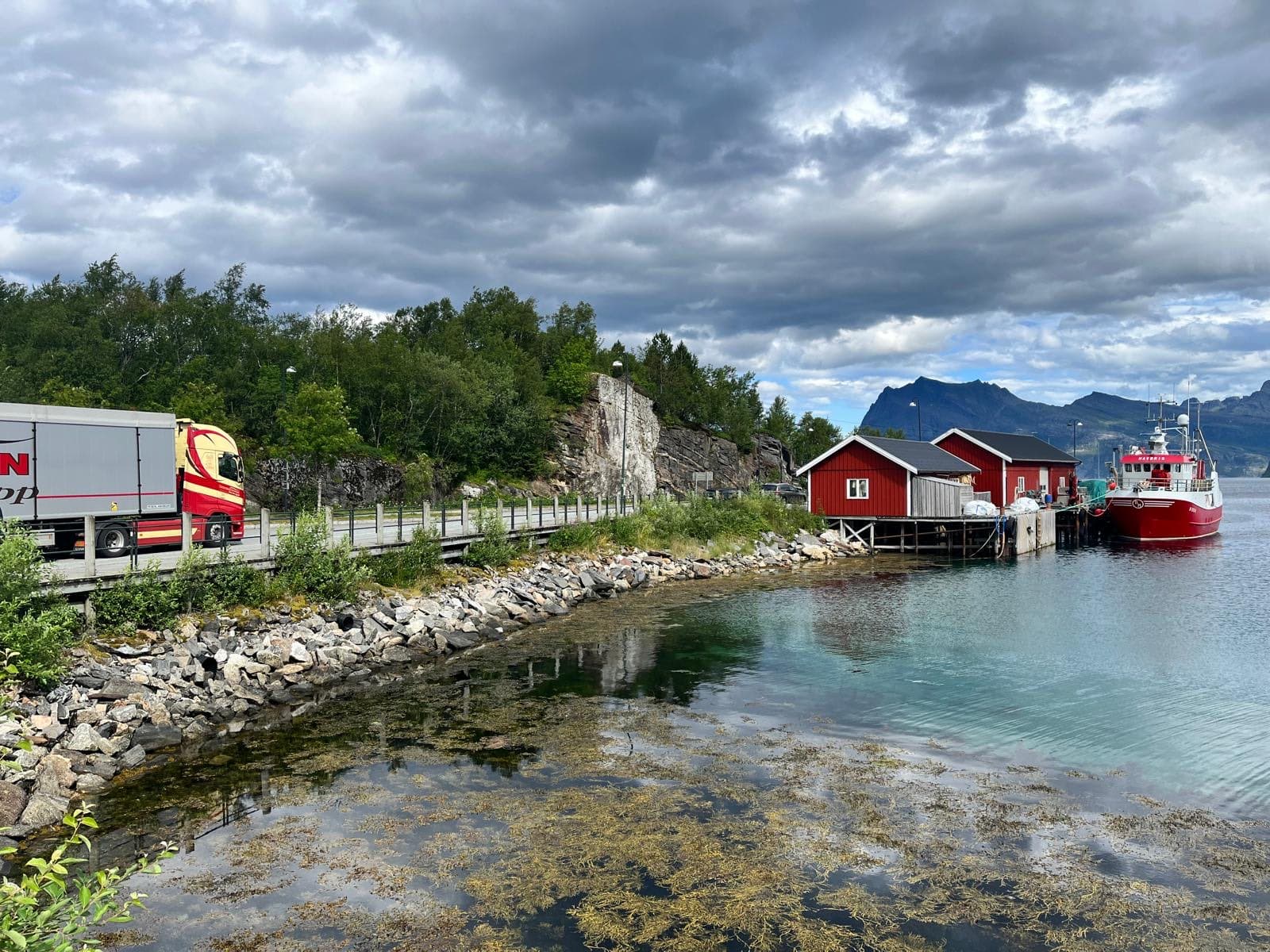 Interspan Tschopp Lastwagen am Fjord